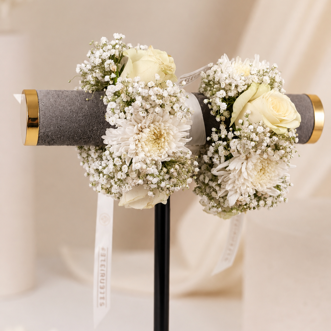 Elegant bridal hand gajras featuring fresh white roses, chrysanthemums and delicate baby’s breath for Nikah and wedding events.