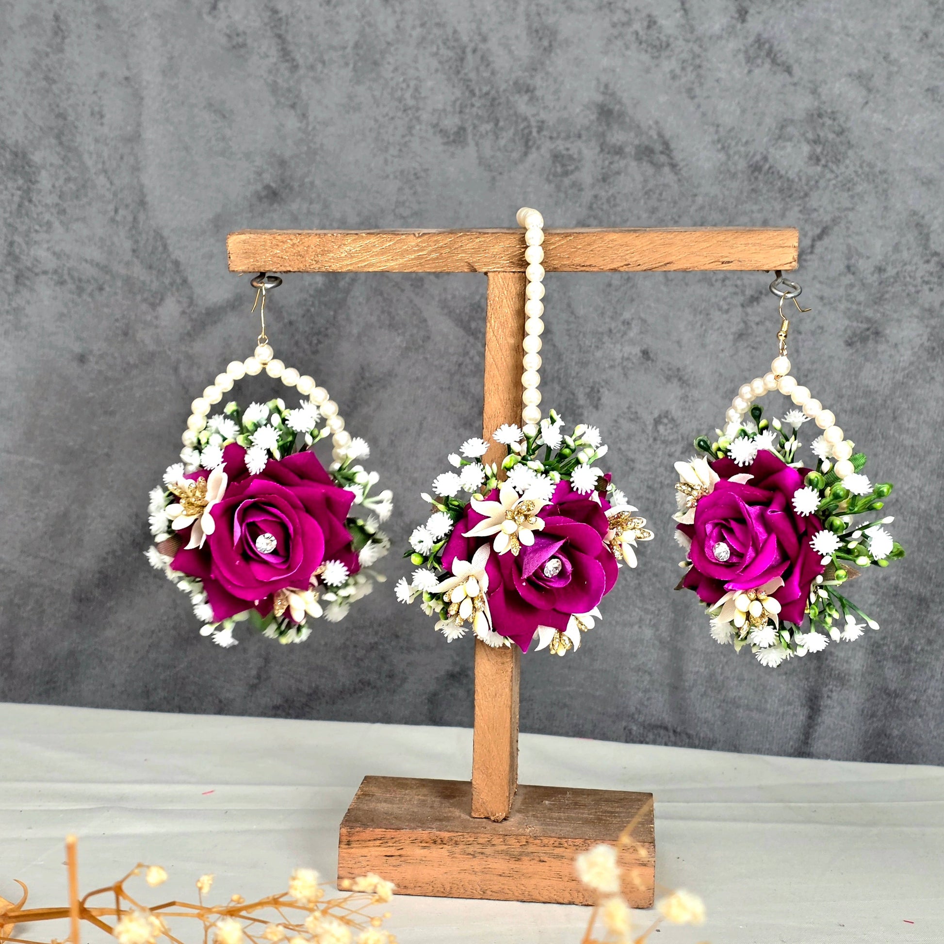 Dark sun artificial floral earrings and bindi set for a pakistani mehndi and haldi bride.
PURPLE ROSE AND ABAY BREATH 