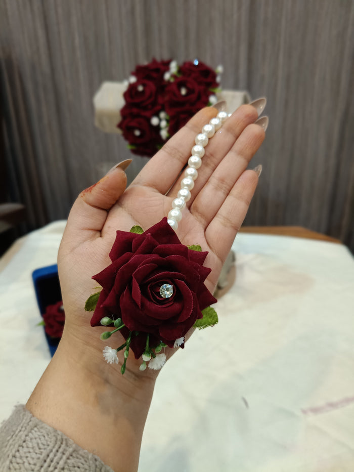 Romantic floral jewellery