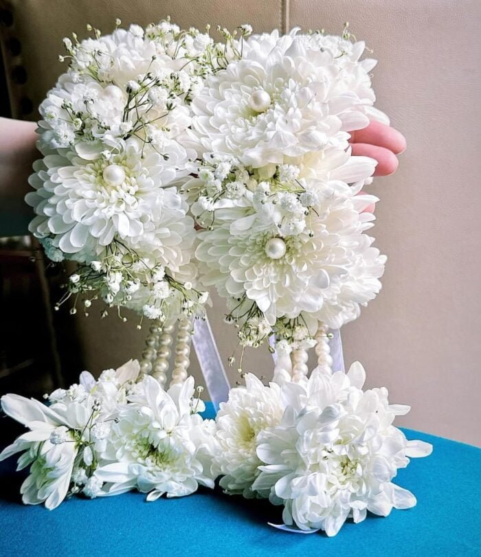 Chrysanthemum and Baby's-breath Gajra